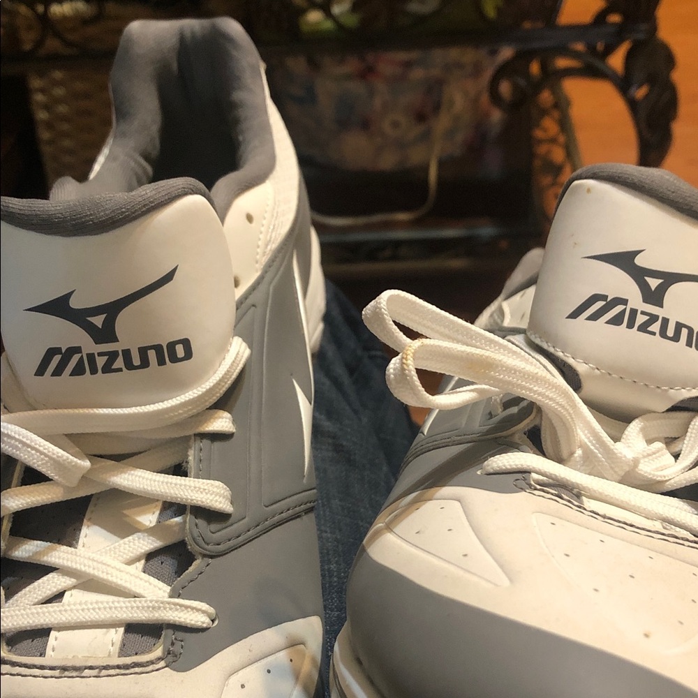 Mizuno White and Gray Performance Sneakers Metal cleats Size US 15 No Box